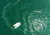 аэрофотосъемка шлюпка тендер гумми на море